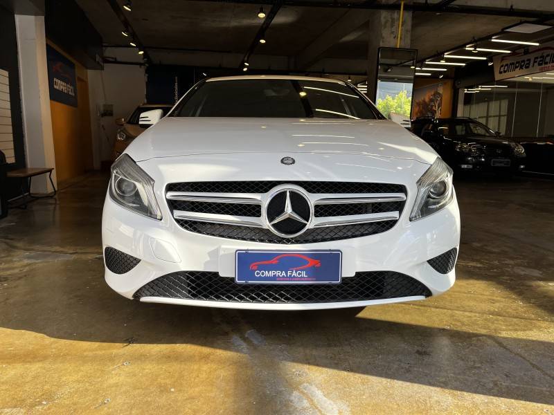 MERCEDES-BENZ - A 200 - 2014/2015 - Branca - R$ 89.900,00