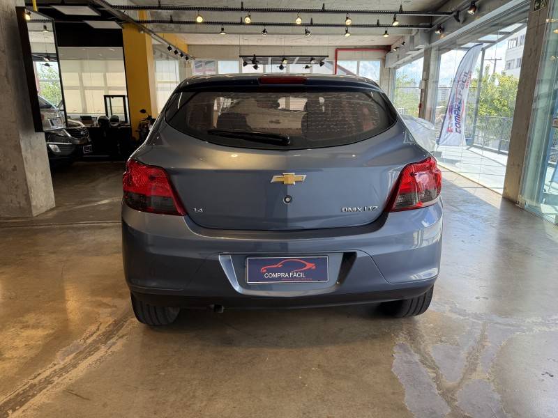 CHEVROLET - ONIX - 2014/2015 - Azul - R$ 52.900,00
