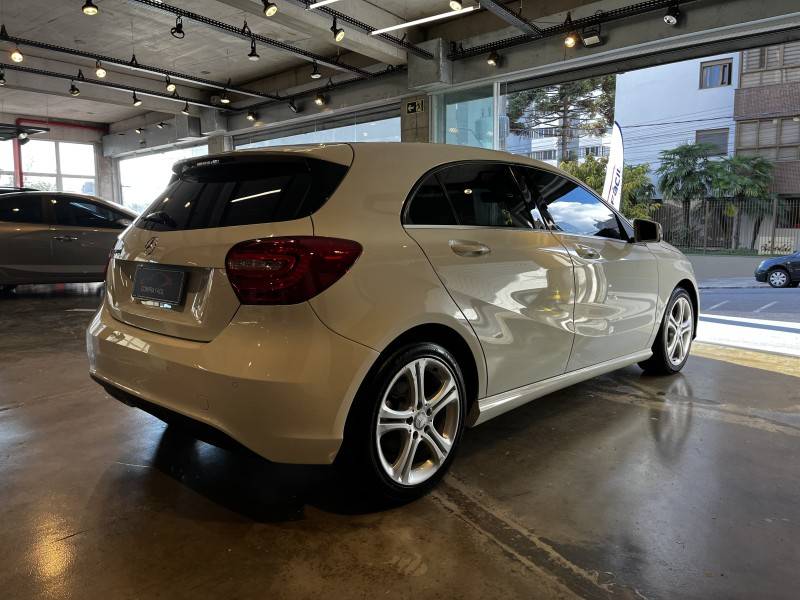 MERCEDES-BENZ - A 200 - 2014/2015 - Branca - R$ 89.900,00