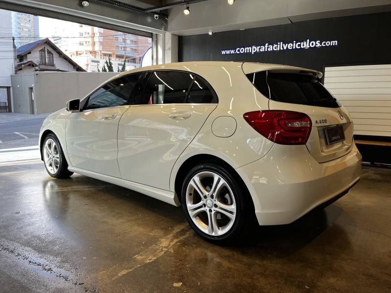 MERCEDES-BENZ - A 200 - 2014/2015 - Branca - R$ 89.900,00