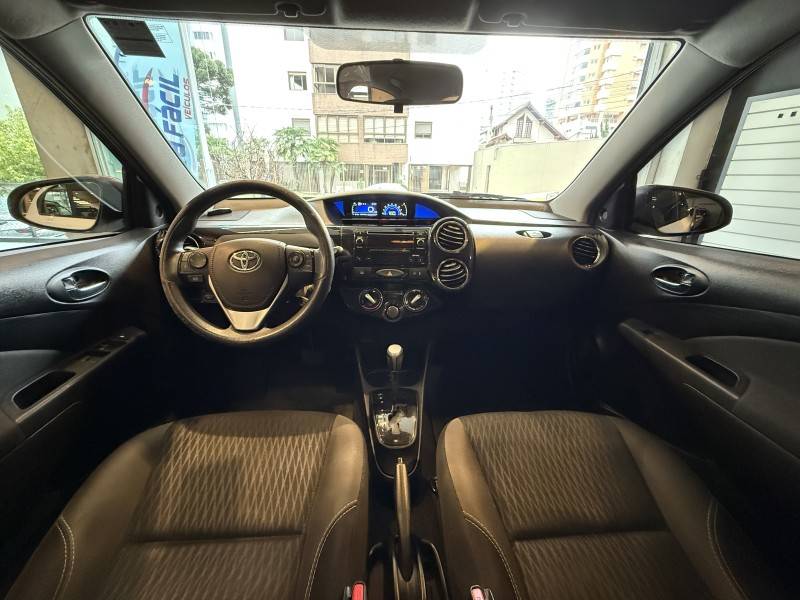 TOYOTA - ETIOS - 2016/2017 - Branca - R$ 62.900,00