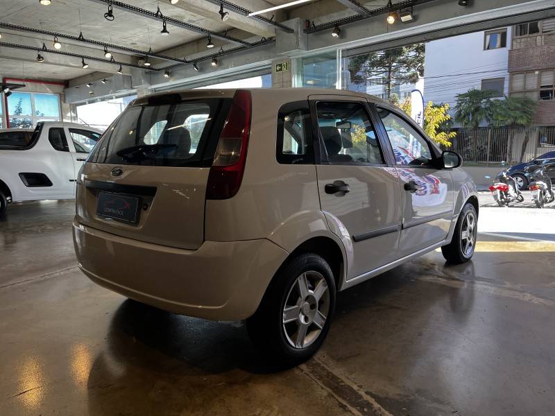 FORD - FIESTA - 2003/2003 - Branca - R$ 19.900,00