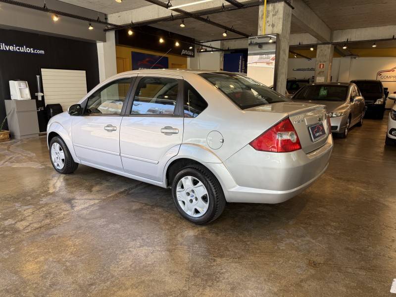 FORD - FIESTA - 2006/2007 - Prata - R$ 26.900,00