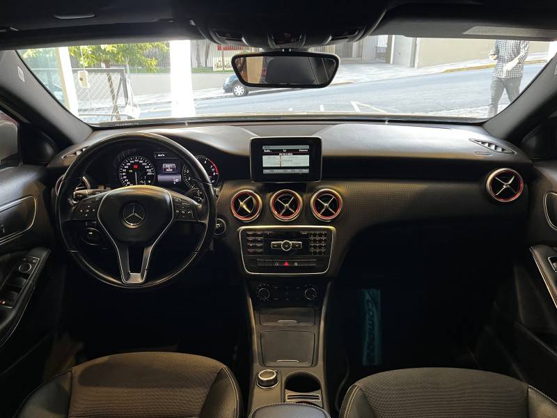 MERCEDES-BENZ - A 200 - 2014/2015 - Branca - R$ 89.900,00