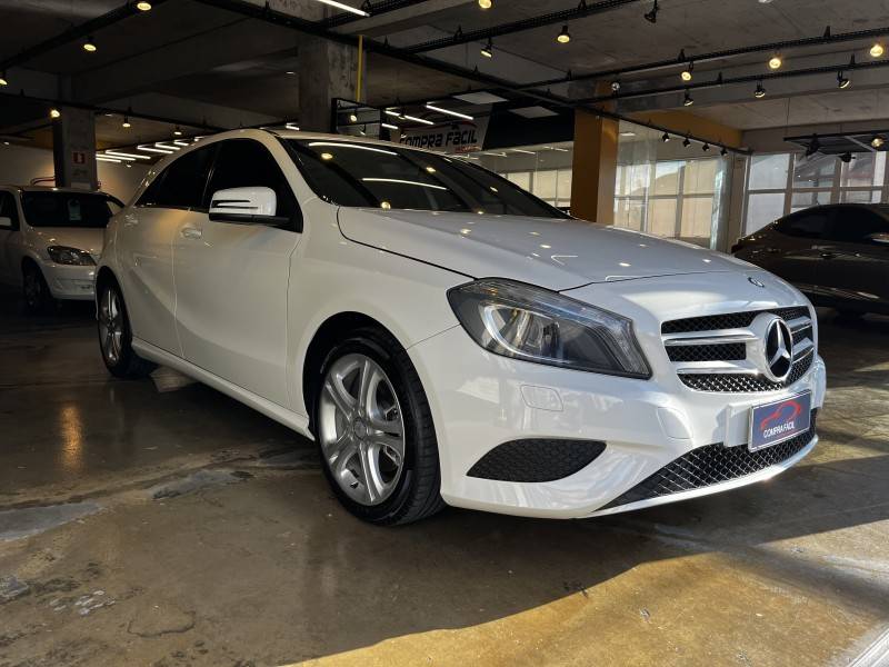 MERCEDES-BENZ - A 200 - 2014/2015 - Branca - R$ 89.900,00