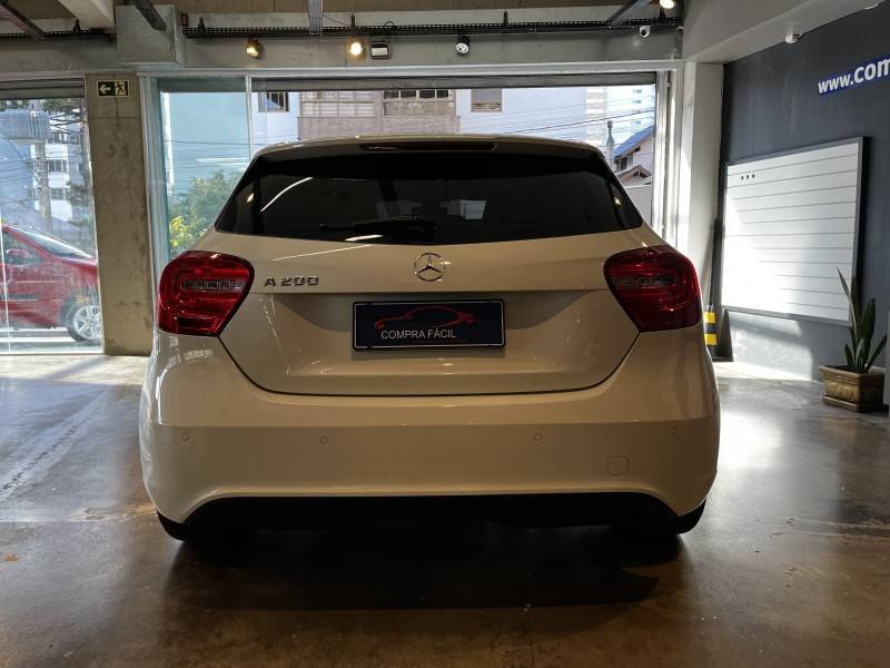 MERCEDES-BENZ - A 200 - 2014/2015 - Branca - R$ 89.900,00