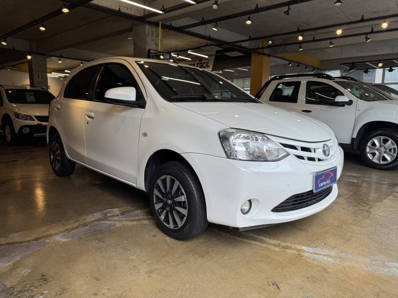 TOYOTA - ETIOS - 2016/2017 - Branca - R$ 62.900,00
