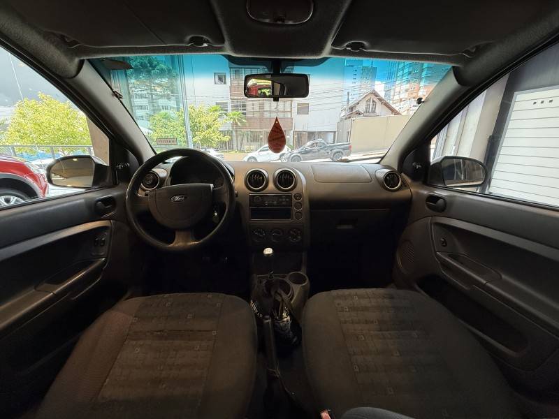 FORD - FIESTA - 2003/2003 - Branca - R$ 22.900,00