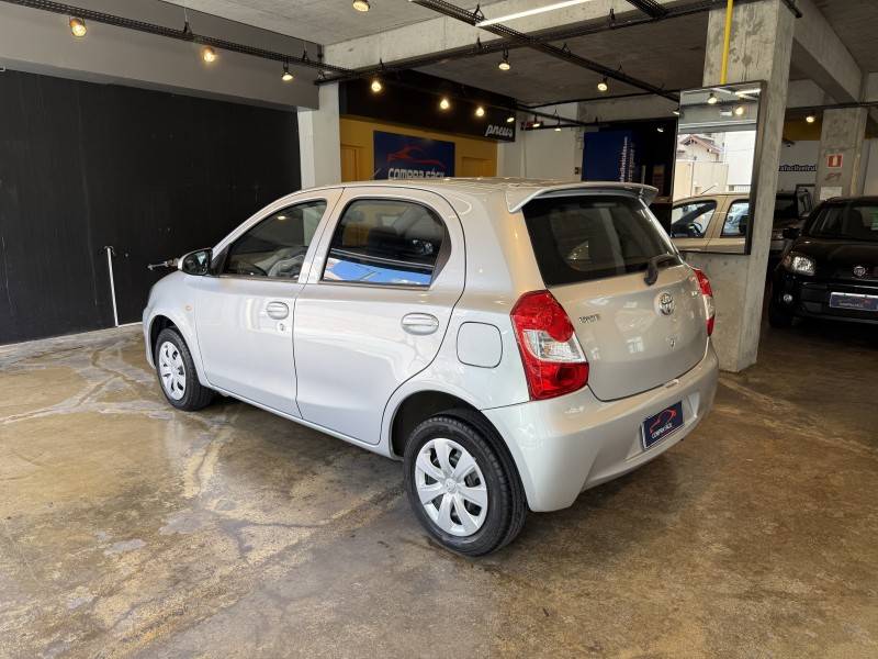 TOYOTA - ETIOS - 2016/2016 - Prata - R$ 49.900,00