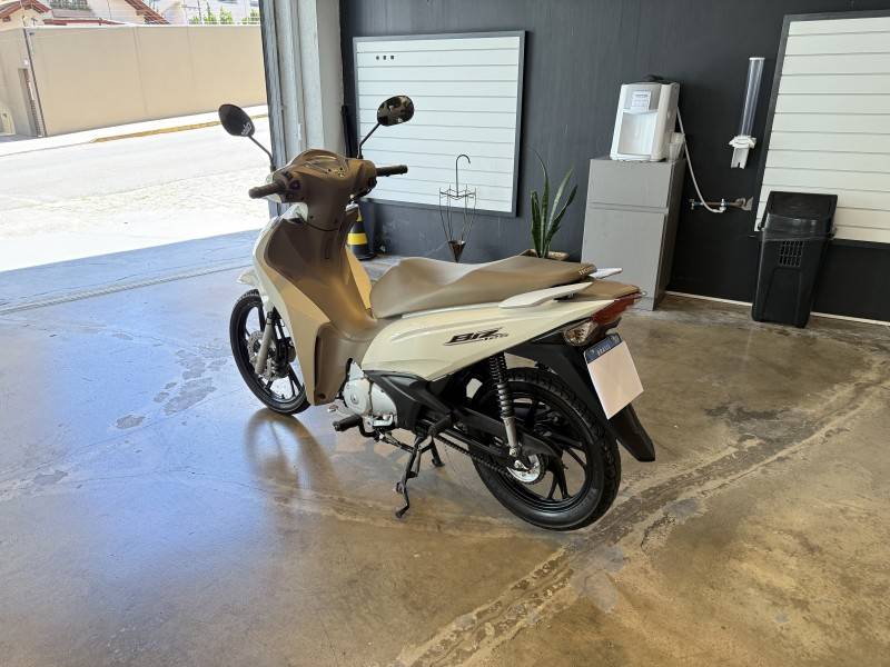 HONDA - BIZ 125 - 2023/2023 - Branca - R$ 17.900,00
