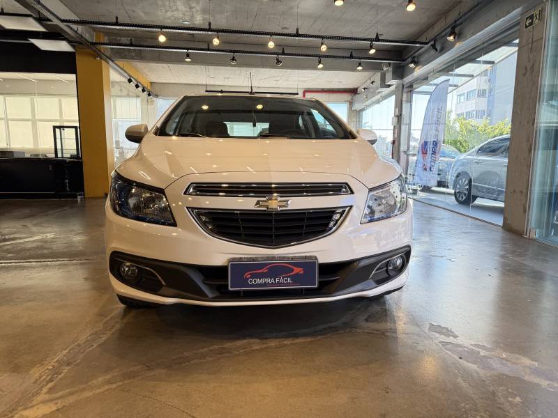 CHEVROLET - ONIX - 2013/2014 - Branca - R$ 50.900,00