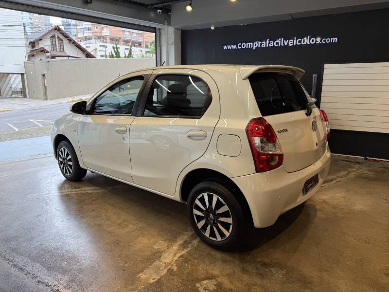 TOYOTA - ETIOS - 2016/2017 - Branca - R$ 62.900,00